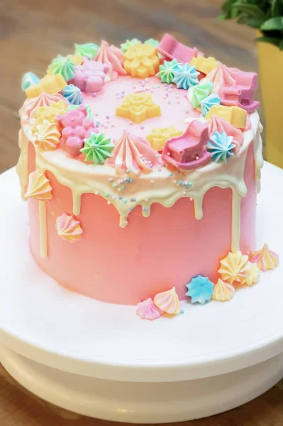 Partykuchen Rosa Und Weißer Creme Mit Buntem Baiser Schokobären Blumen — Stockfoto