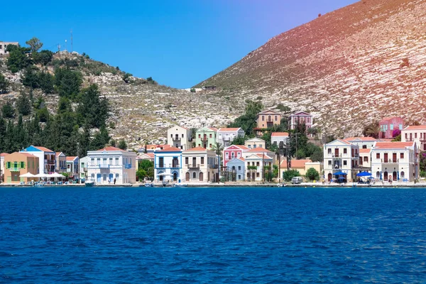Wiele Małych Kolorowych Domów Skalistym Brzegu Morza Śródziemnego Wyspie Simy — Zdjęcie stockowe