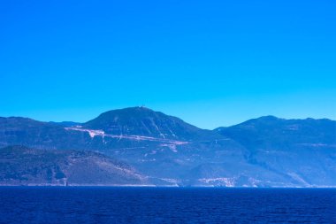 Dağ, kayalık adalar ile sakin Akdeniz manzarası. Montains ve mavi su ile Deniz Manzarası