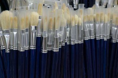 Farklı boyutlarda ve farklı maratondan yapılmış bir sürü boya fırçası. Okul, kolaj ve üniversite araçları, akrilik, yağ, mürekkep ve suluboya boyalarla çizim için fırçalar