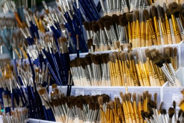 Farklı boyutlarda ve farklı maratondan yapılmış bir sürü boya fırçası. Okul, kolaj ve üniversite araçları, akrilik, yağ, mürekkep ve suluboya boyalarla çizim için fırçalar