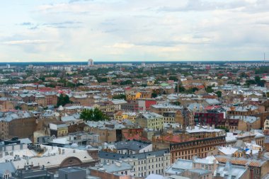 Yağmurlu günlerde Letonya 'nın başkenti Riga' nın küçük renkli evlerinin resimli kuş bakışı görüntüsü. Avrupa şehirlerinde tatil.