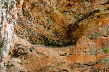 Letonya, Sigulda Ulusal Parkı 'ndaki Gauja Nehri üzerinde yer alan Gutman Mağarası olarak bilinen Baltık ülkelerindeki en geniş ve en yüksek mağara..