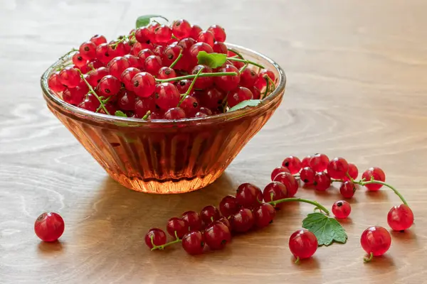 Transparent Bowl Full Juicy Red Current Berries Wooden Table Freshly — Stock Photo, Image