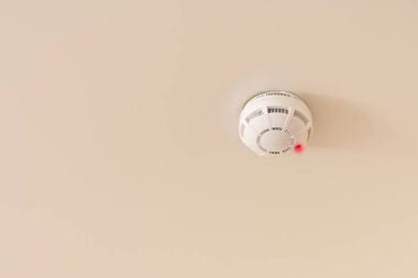 Yangın kablosuz acil durum lambası için beyaz tavanda duman dedektörü var. Ev, ofis ve oteller için yangın alarmı. 