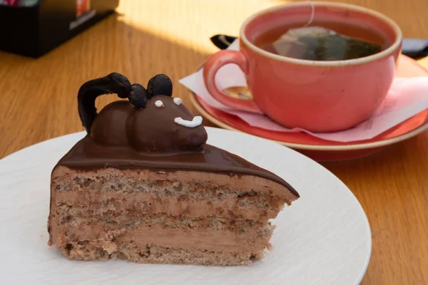 Белая Тарелка Шоколадным Кусочком Торта Сливками Съедобной Шоколадной Мышью Сверху — стоковое фото