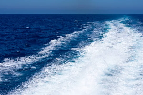 Kelvou Jeti Kabarcıklar Fotokopi Uzayı Ile Yüzeyinde Dalgalanan Temiz Deniz — Stok fotoğraf