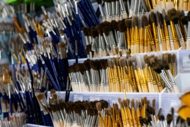 Farklı boyutlarda ve farklı maratondan yapılmış bir sürü boya fırçası. Okul, kolaj ve üniversite araçları, akrilik, yağ, mürekkep ve suluboya boyalarla çizim için fırçalar