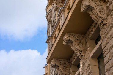 Riga, Letonya, 17 Eylül 2019: Letonya 'nın başkenti Riga' nın sokaklarında sütunları olan sanatsal yenilik tarzında bina