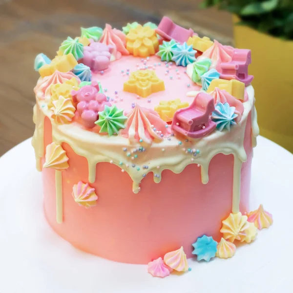 Torta Party Ricoperta Crema Rosa Bianca Con Meringa Colorata Orsi — Foto Stock