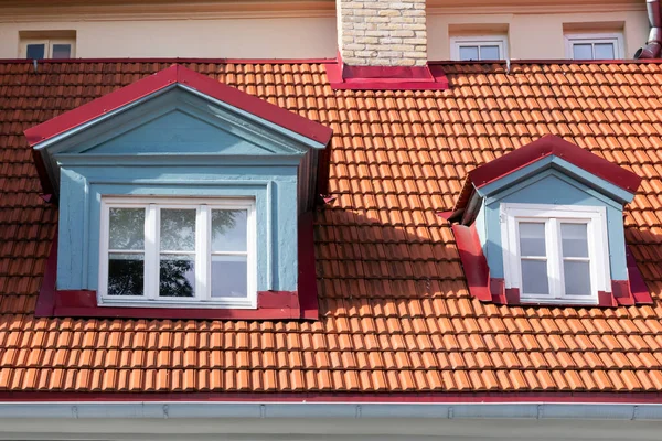 Letonya Jugendstil Sanat Tarzında Iki Pencere Çatıda Turuncu Kiremitler Var — Stok fotoğraf