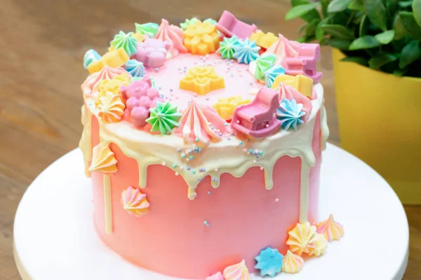 Party Kuchen Rosa Und Weißer Creme Mit Buntem Baiser Schokobären — Stockfoto