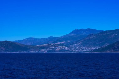 Dağ, kayalık adalar ile sakin Akdeniz manzarası. Montains ve mavi su ile Deniz Manzarası