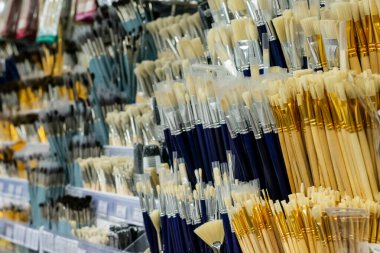 Farklı boyutlarda ve farklı maratondan yapılmış bir sürü boya fırçası. Okul, kolaj ve üniversite araçları, akrilik, yağ, mürekkep ve suluboya boyalarla çizim için fırçalar