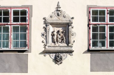 Riga, Letonya - Eylül 2019: Güneşli bir günde eski bir kasaba inşaatı, Letonya 'da sanat nouveau tarzı bir bina inşası.