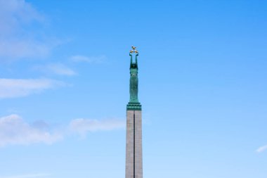 Riga, Letonya - Eylül 2019: Letonya 'nın özgürlük, bağımsızlık ve egemenliğinin sembolü olarak Letonya' nın Riga kasabasındaki Özgürlük Anıtı