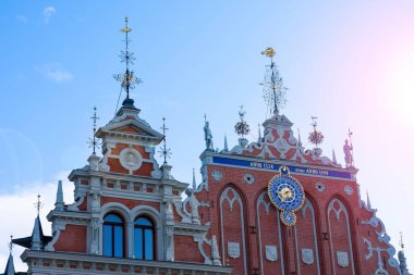 Riga, Letonya - Eylül 2019: Güneşli bir günde Riga Blackheads Binası, sanat tarzında bir bina ön cephesi.