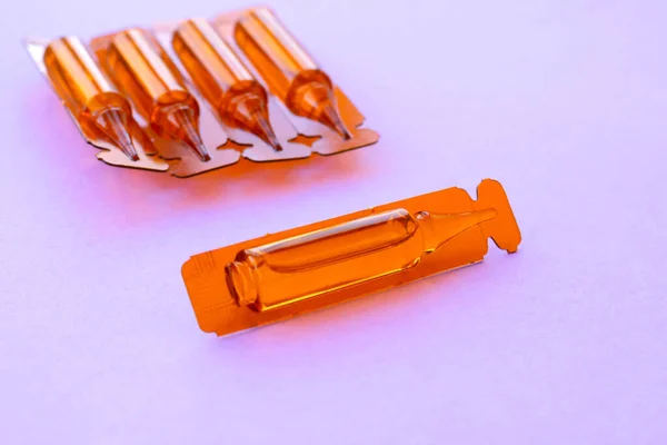 Ampułki Lekami Wstrzykiwań Rogu Fioletowej Bakterii Przezroczyste Kapsułki Płynnym Lekiem — Zdjęcie stockowe