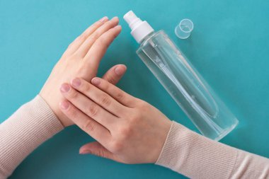 Genç kızların ellerinin antiseptik sıvıyla sprey kullanışının en iyi görüntüsü. Sağlık, hijyen ve koronavirüsün yayılmasını önleme kavramı