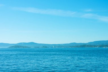 Güneşli yaz gününde fotokopi alanı olan deniz manzarası. Yaz tatili ve iş seyahati kavramı.