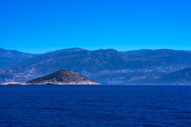 Dağ, kayalık adalar ile sakin Akdeniz manzarası. Montains ve mavi su ile Deniz Manzarası