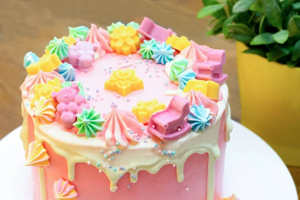 Party Cake Bedekt Met Roze Witte Room Met Kleurrijke Meringue — Stockfoto