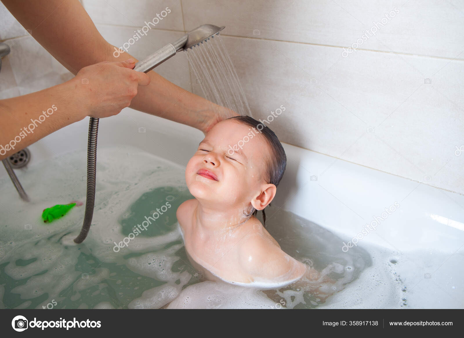 Maman Lave Tete Son Bebe Dans Bain Avec Eau Shampooing Image Libre De Droit Par Glazcova C Maman Lave Tete Son Bebe Dans Bain Avec Eau Shampooing Image Libre De Droit Par Glazcova C