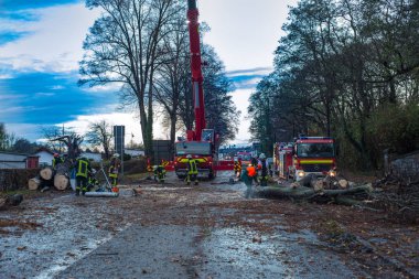 İtfaiyeci kadrosu sokakta kesilen ağaç keser 