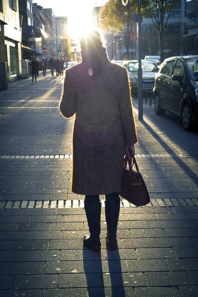 여자 앞에 태양 시내 거리에 코트에 — 스톡 사진