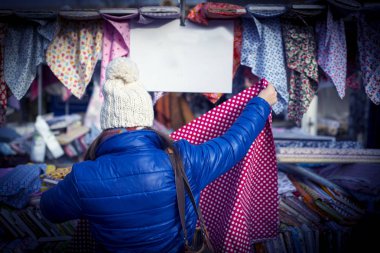 Geleneksel pazarda alışveriş kadın