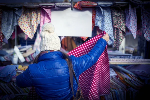 Kvinna shopping på den traditionella marknaden — Stockfoto