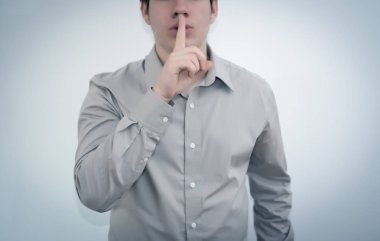 dudaklarında parmak ile el hush genç adam