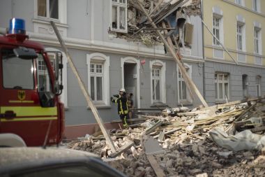  İtfaiyeciler bulundu başardı ve ilk insan kurtardı bir