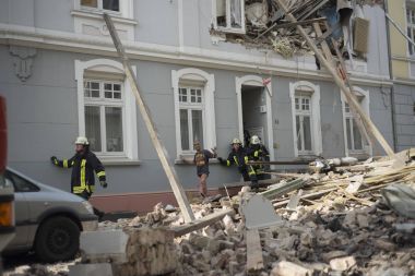 İtfaiyeciler bulunan ilk adam kurtarıldı için deneyin ve sonra bir bir