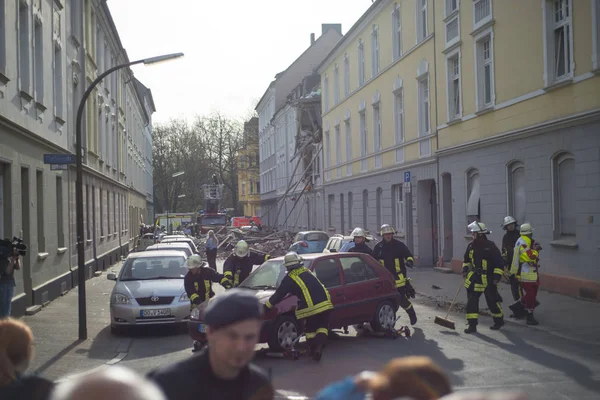 Feuerwehrleute versuchen, ein Auto zu löschen und die Zone nach einer Stunde zu befreien. lizenzfreie Stockfotos