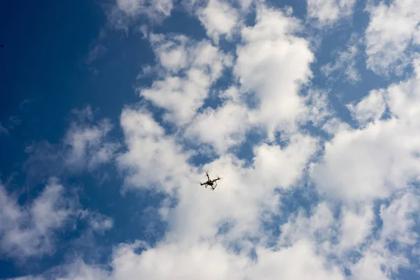Uçan ve mavi bulutlu gökyüzü hava — Stok fotoğraf
