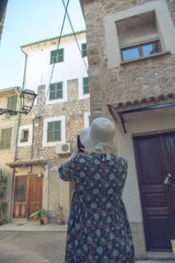 Zamanda geriye, yolculuk. Uzun zamandır güzel bir kadının dikiz manzarası 