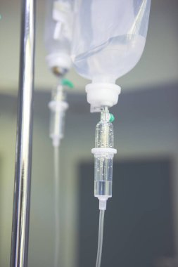 Serum destek ünitesi. Bir ilacın damardan verilmesi için çözeltili bir şişe.