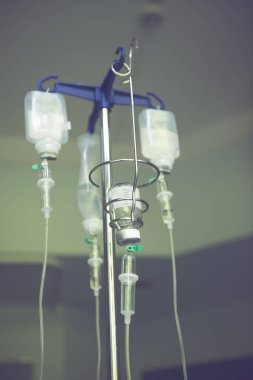 Serum destek ünitesi. Bir ilacın damar içi işlemleri için çözeltili bir şişe.