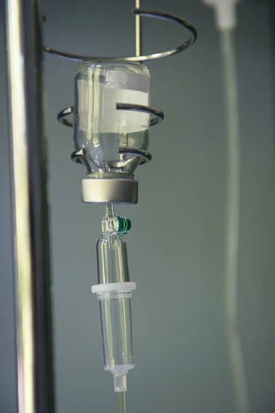 Soporte Goteo Salino Frasco Con Solución Para Administración Intravenosa Medicamento —  Fotos de Stock