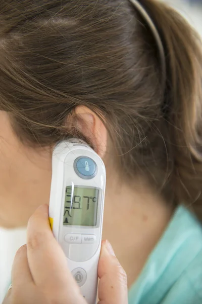 Sıcaklık Vücut Isısını Ölçmek Için Kullanılan Tıbbi Bir Termometre — Stok fotoğraf