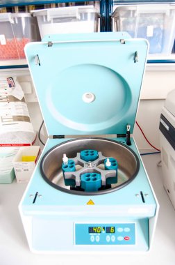 Benchtop santrifüj dönüşü. Kan örneği tüpleri masanın üzerinde. Laboratuvarda kan testi ve analizi. Laboratuvar ekipmanları.