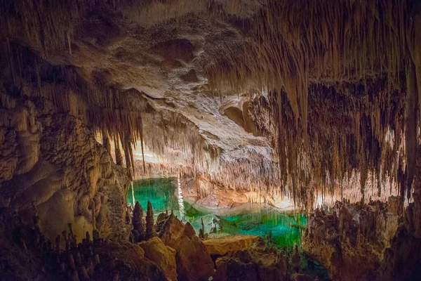 Cuevas Iluminadas Estalactita España Isla Mallorca Iluminación Multicolor Cuevas Hermosa — Foto de Stock