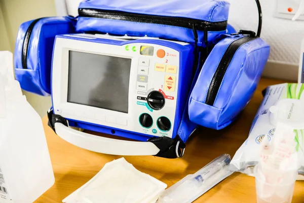 Automatiserad Extern Defibrillator Visas Det Bärbar Elektronisk Anordning Som Automatiskt — Stockfoto