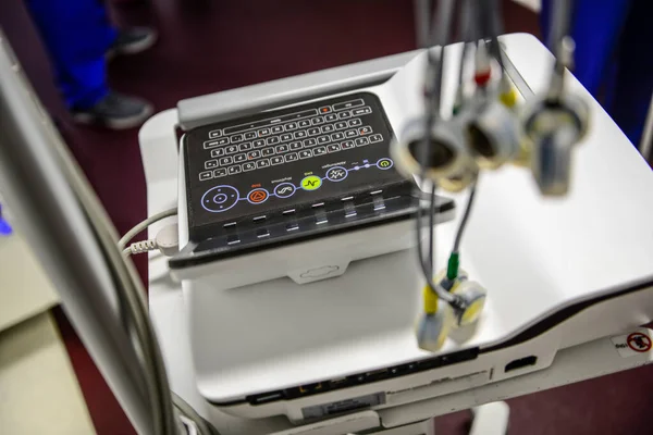 病院のIcuにセンサーがかかっているEkgモニターコンピュータ — ストック写真