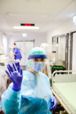 Neşeli Doktor tek kullanımlık maske takıyor ve hastanede Google 'da el sallıyor. Salgın 2019 Coronavirüs 2019-nCoV.