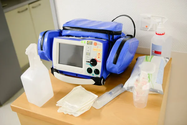 Automatisierter Externer Defibrillator Auf Dem Display Ist Ein Tragbares Elektronisches Stockbild