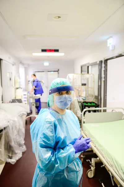 Arzt Mit Einmalmaske Und Schutzbrille Krankenhaus Pandemie 2019 Coronavirus 2019 — Stockfoto