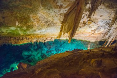 İspanya 'da Mallorca adasındaki Stalactite aydınlatmalı mağaralar. Mağaraların çok renkli aydınlatması. Güzel mağara. Eski mağaradaki sarkıtlar. Kırmızı, yeşil, mavi, mor, sarı