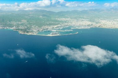 Uçak penceresinden Palma de Mallorca 'nın ufuk çizgisi görünüyor. Arka planda Citz 'in panaroması ve dağlar. Liman ve yolcu gemisi